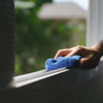 Hand,Holding,Blue,Microfiber,Cloth,For,Cleaning,Dust,On,The