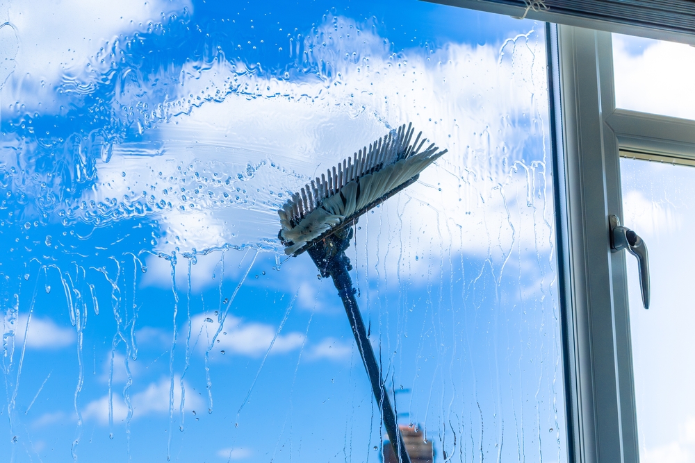 An,Easy,Reach,Window,Cleaning,Brush,Cleaning,A,Window,Of